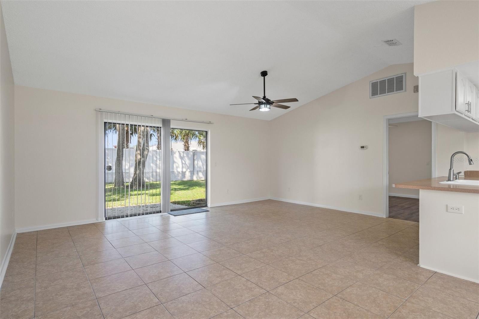 1053 WESTWOOD DR photo 4