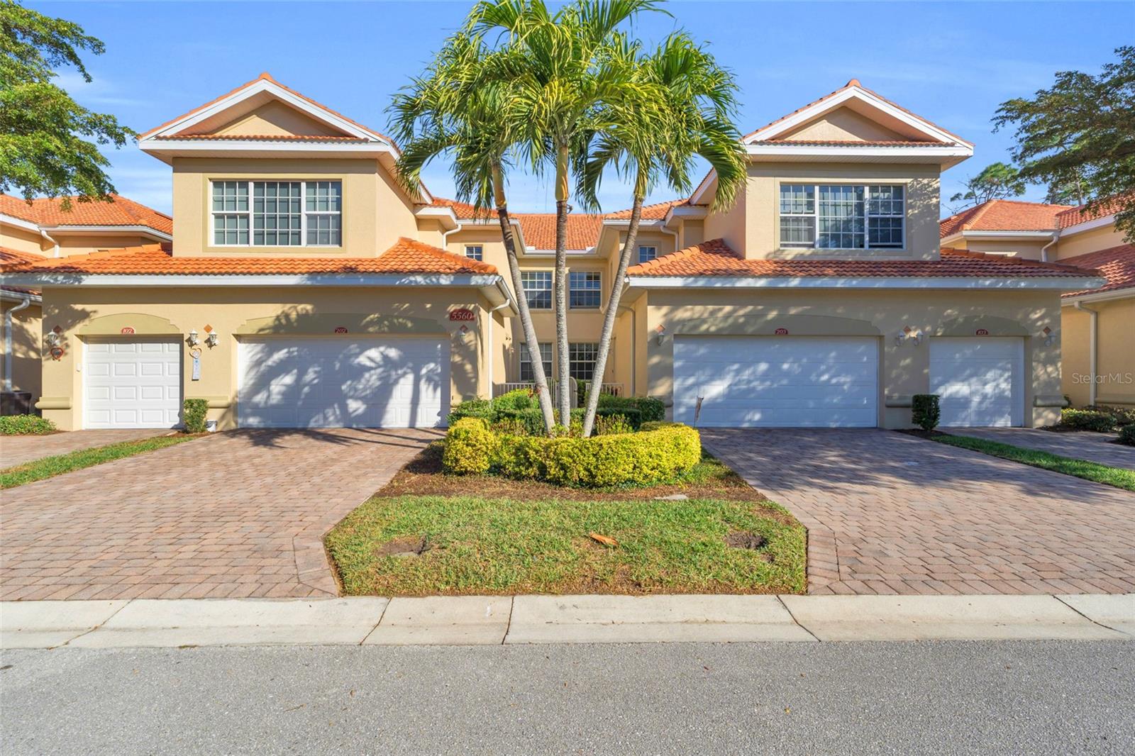 5560 BERKSHIRE DR #202 photo 2