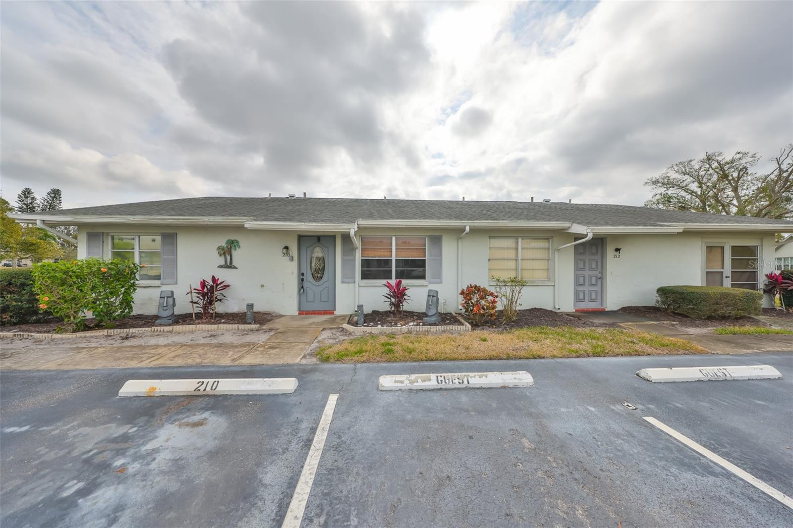 210 GLOUCESTER BLVD photo 2