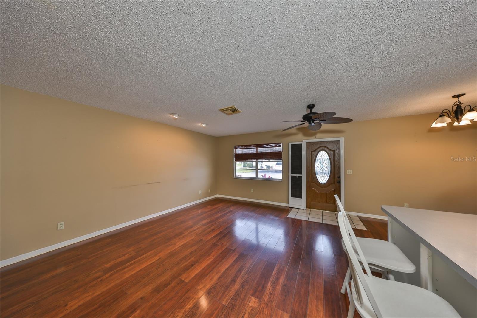 210 GLOUCESTER BLVD photo 3