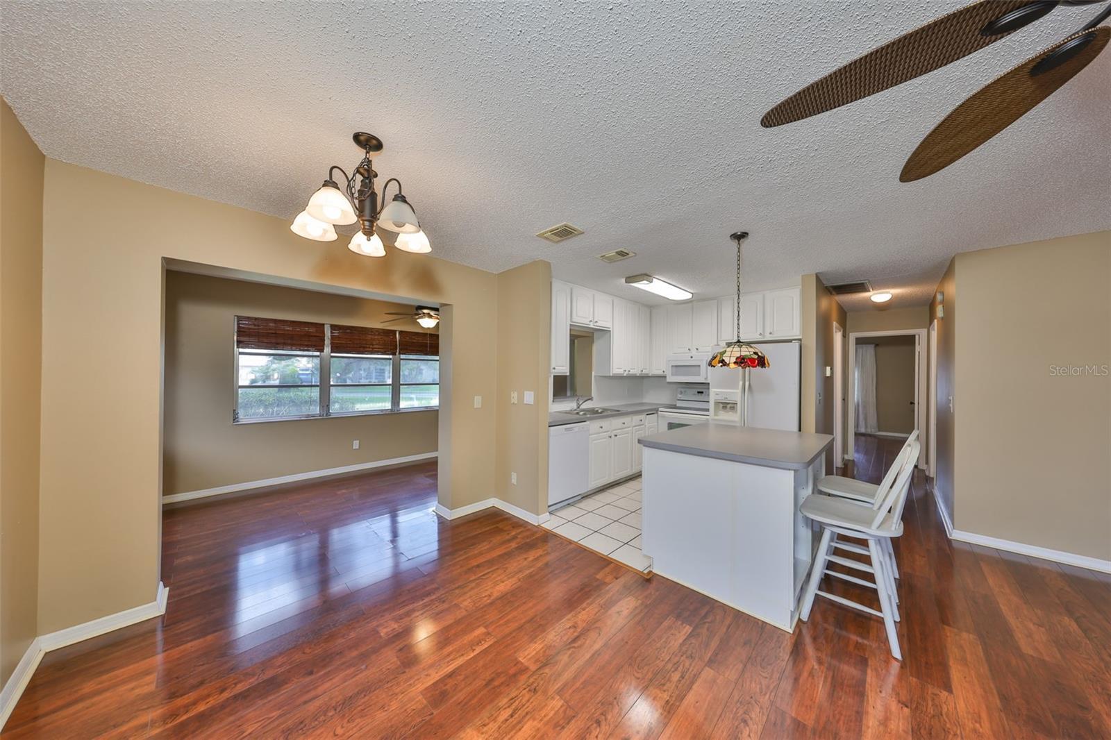 210 GLOUCESTER BLVD photo 4