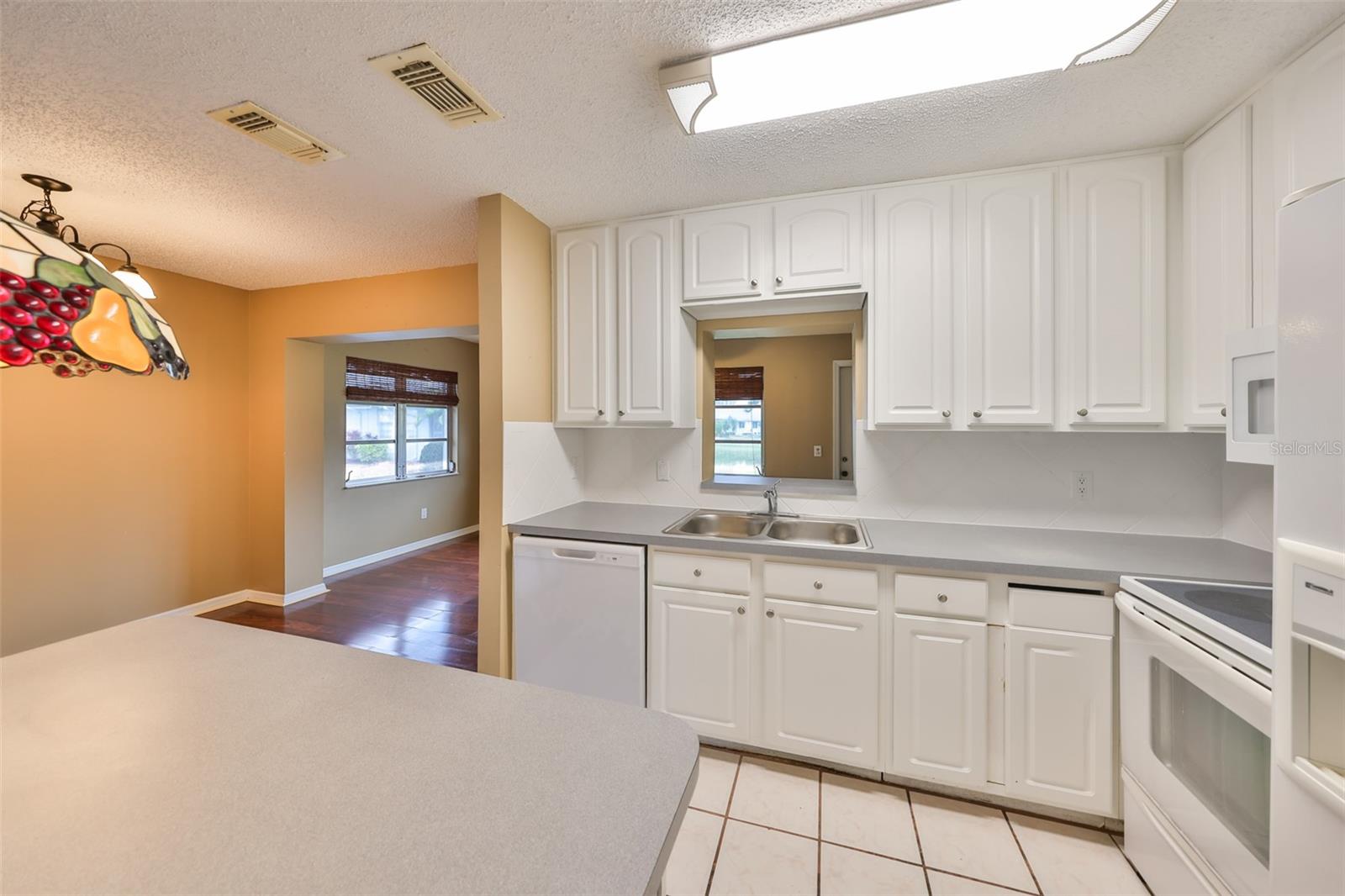 210 GLOUCESTER BLVD photo 5