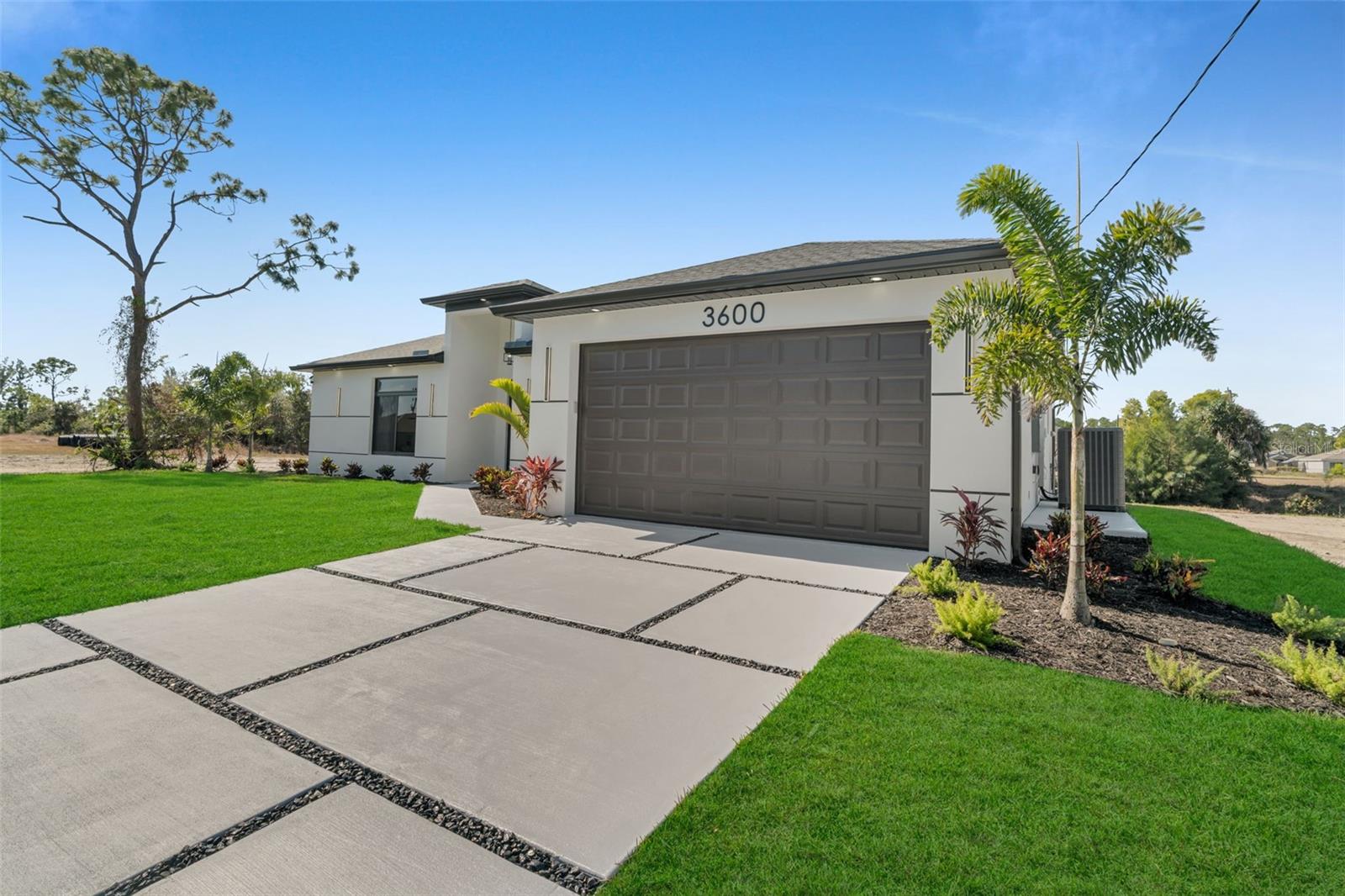 3600 NE 9TH PL photo 2