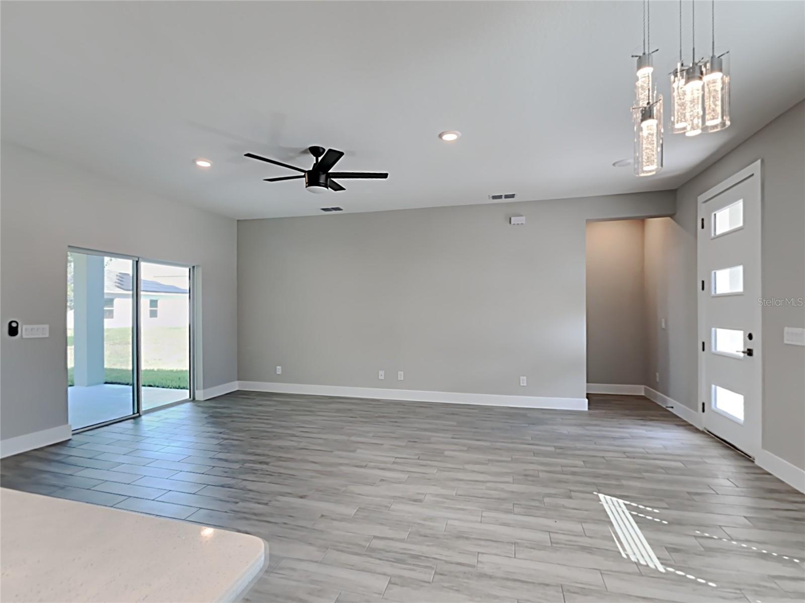 262 HYACINTH CT photo 2