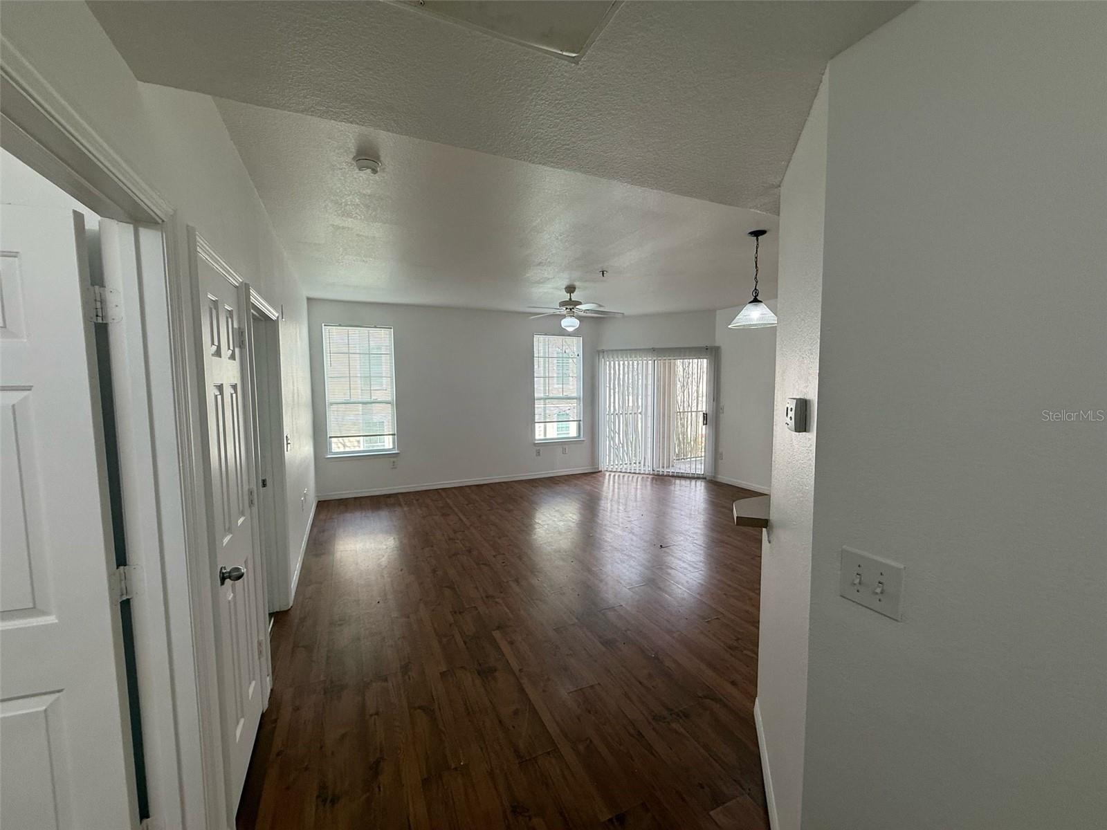 1990 ERVING CIR #207 photo 4