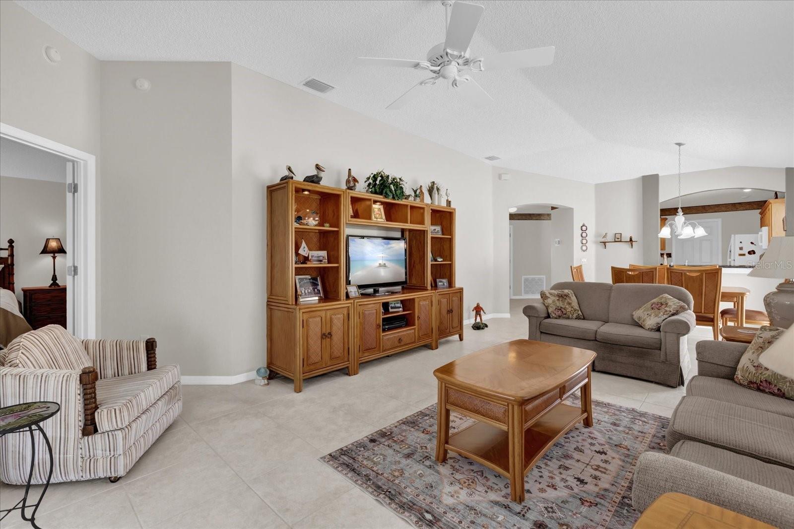814 HILDA WAY photo 4