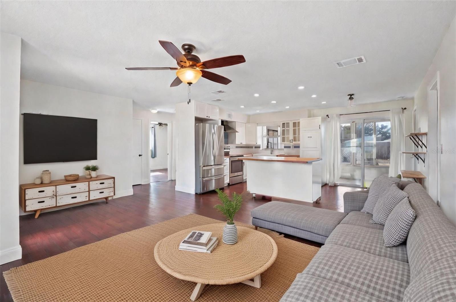 1712 THOMAS DR photo 2