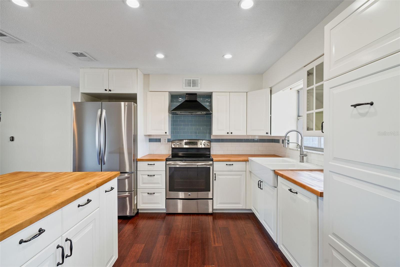 1712 THOMAS DR photo 3