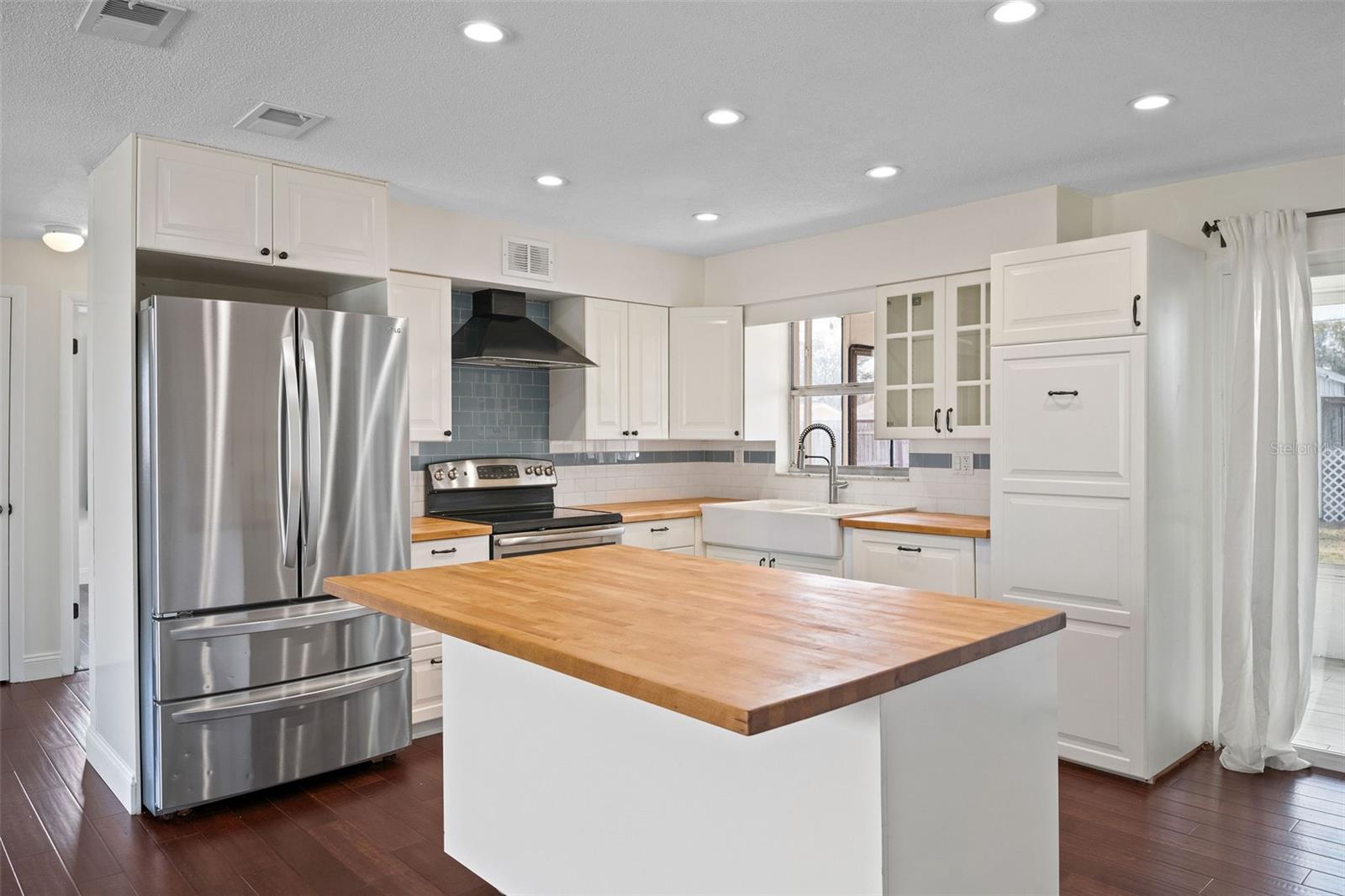 1712 THOMAS DR photo 4