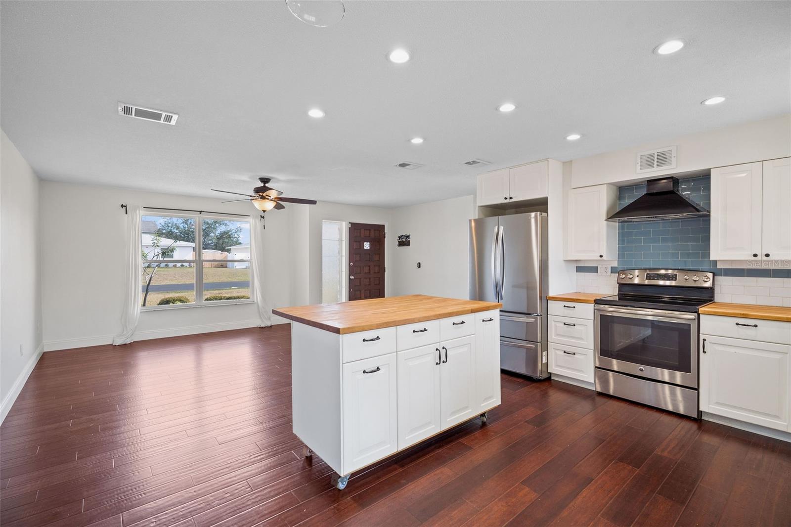 1712 THOMAS DR photo 5