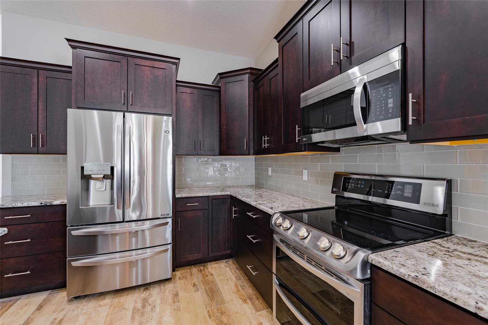 2413 BAYWOOD DR E photo 2
