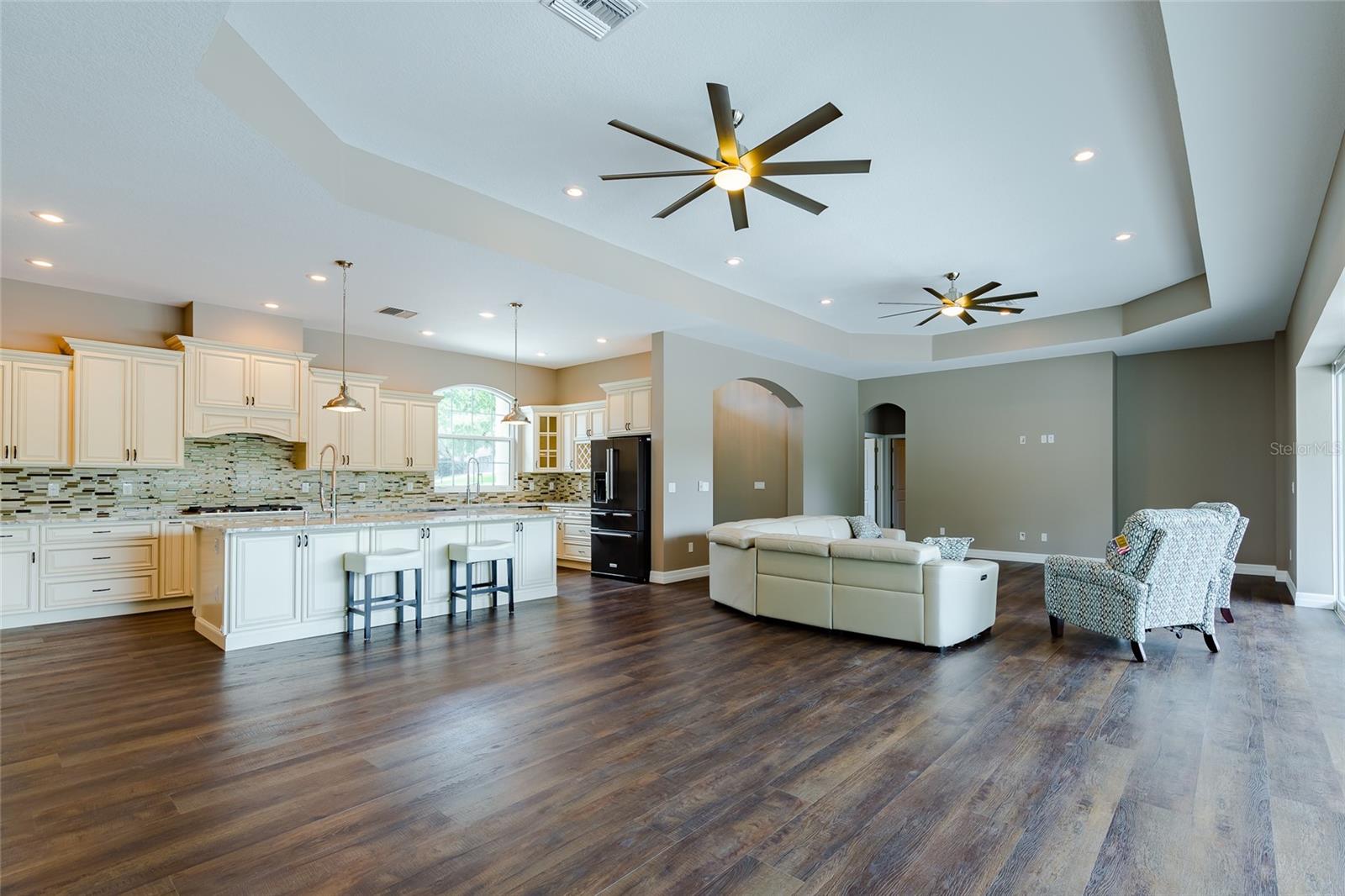 2413 BAYWOOD DR E photo 3