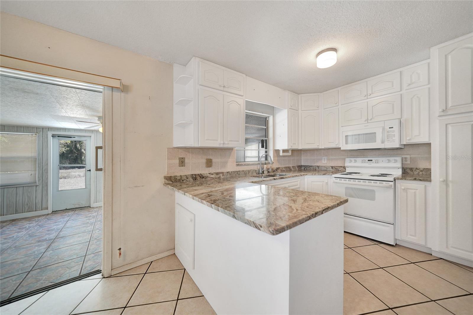 2183 SW LOIS AVE photo 4