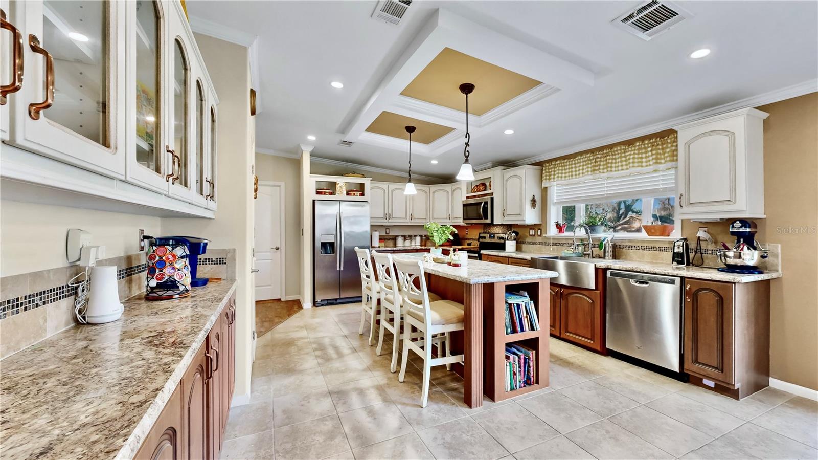 3735 AUTUMN PALM DR photo 3