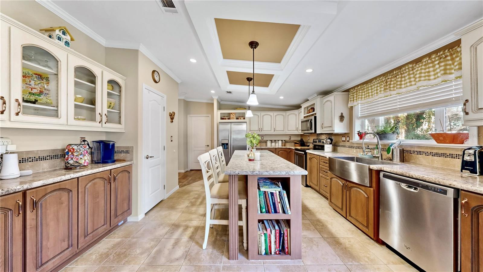 3735 AUTUMN PALM DR photo 4