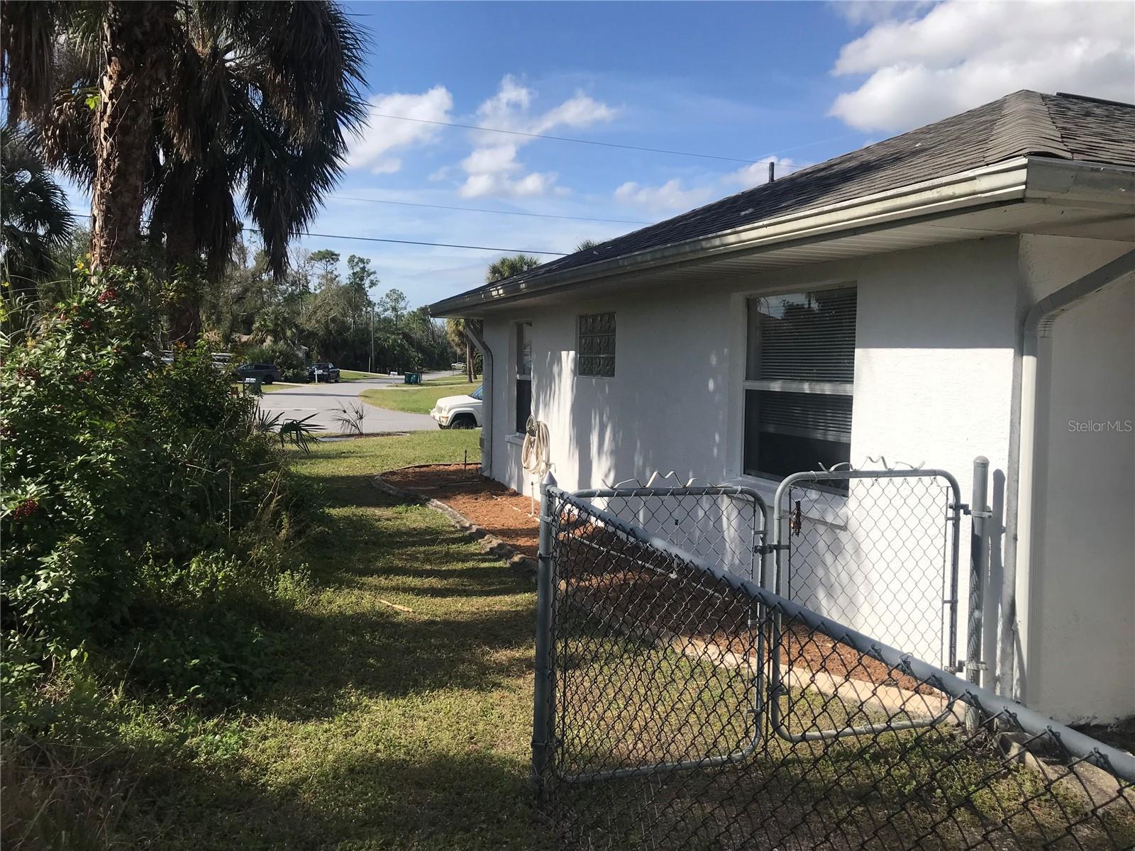 402 LOMOND DR photo 2