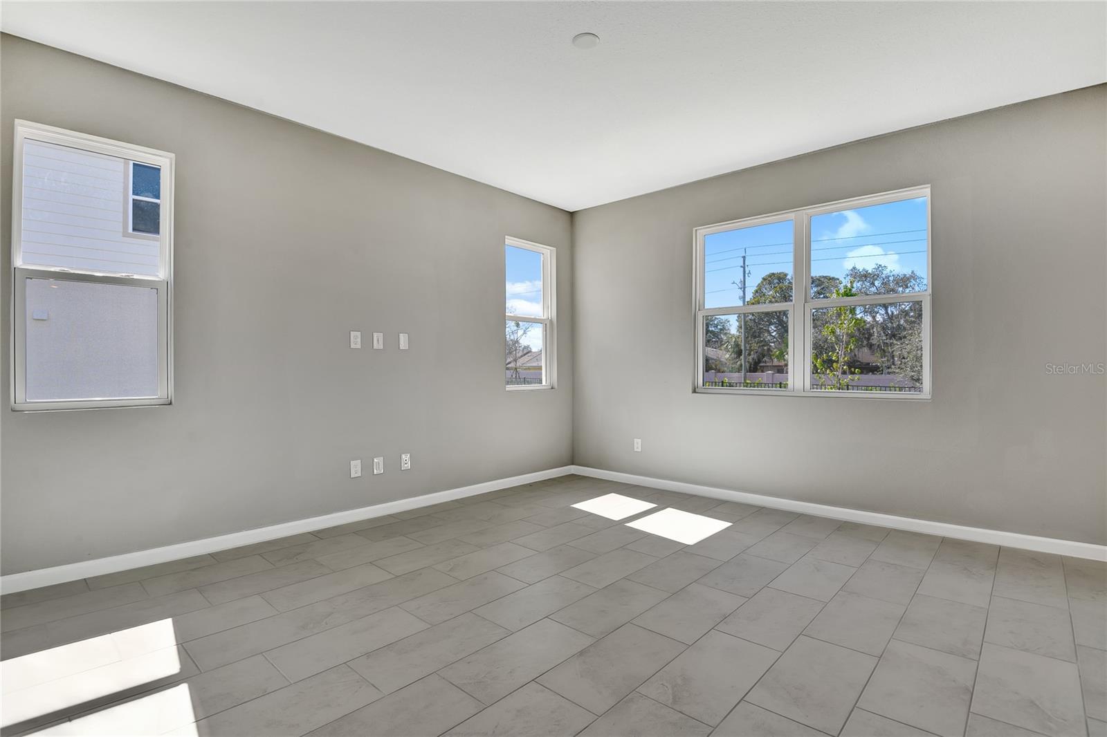 560 SUMMIT RIVER DR photo 5