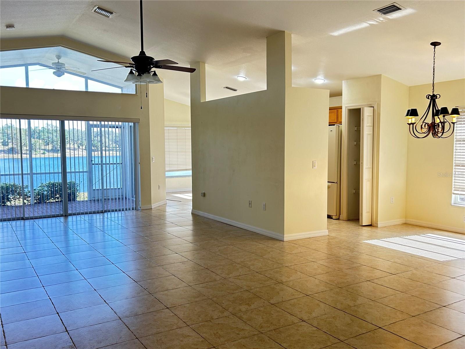 492 LAKE SUZANNE DR photo 3