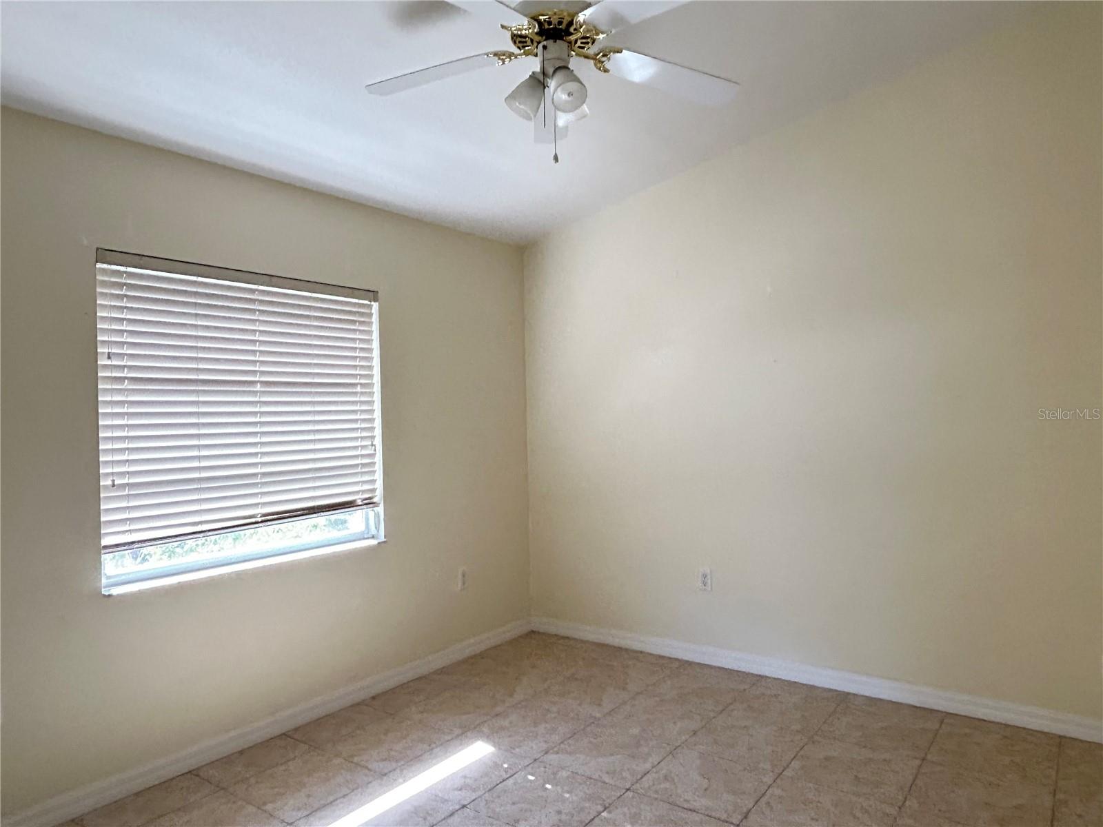 492 LAKE SUZANNE DR photo 5
