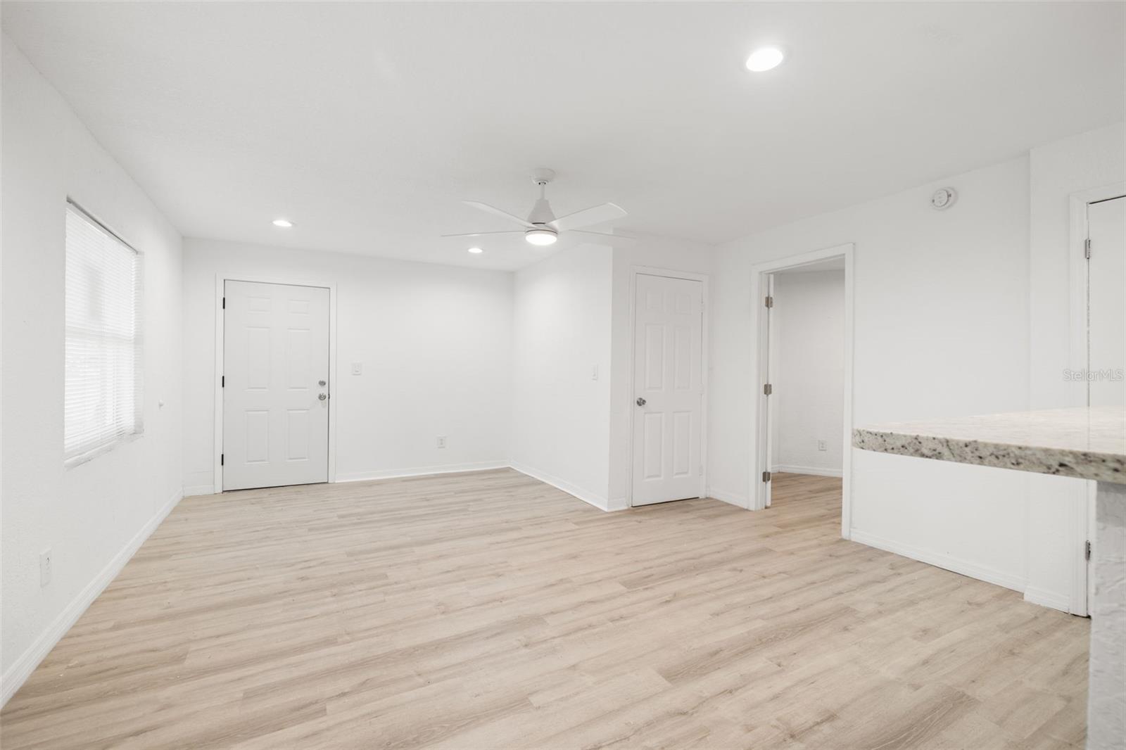 9404 N MULBERRY photo 3