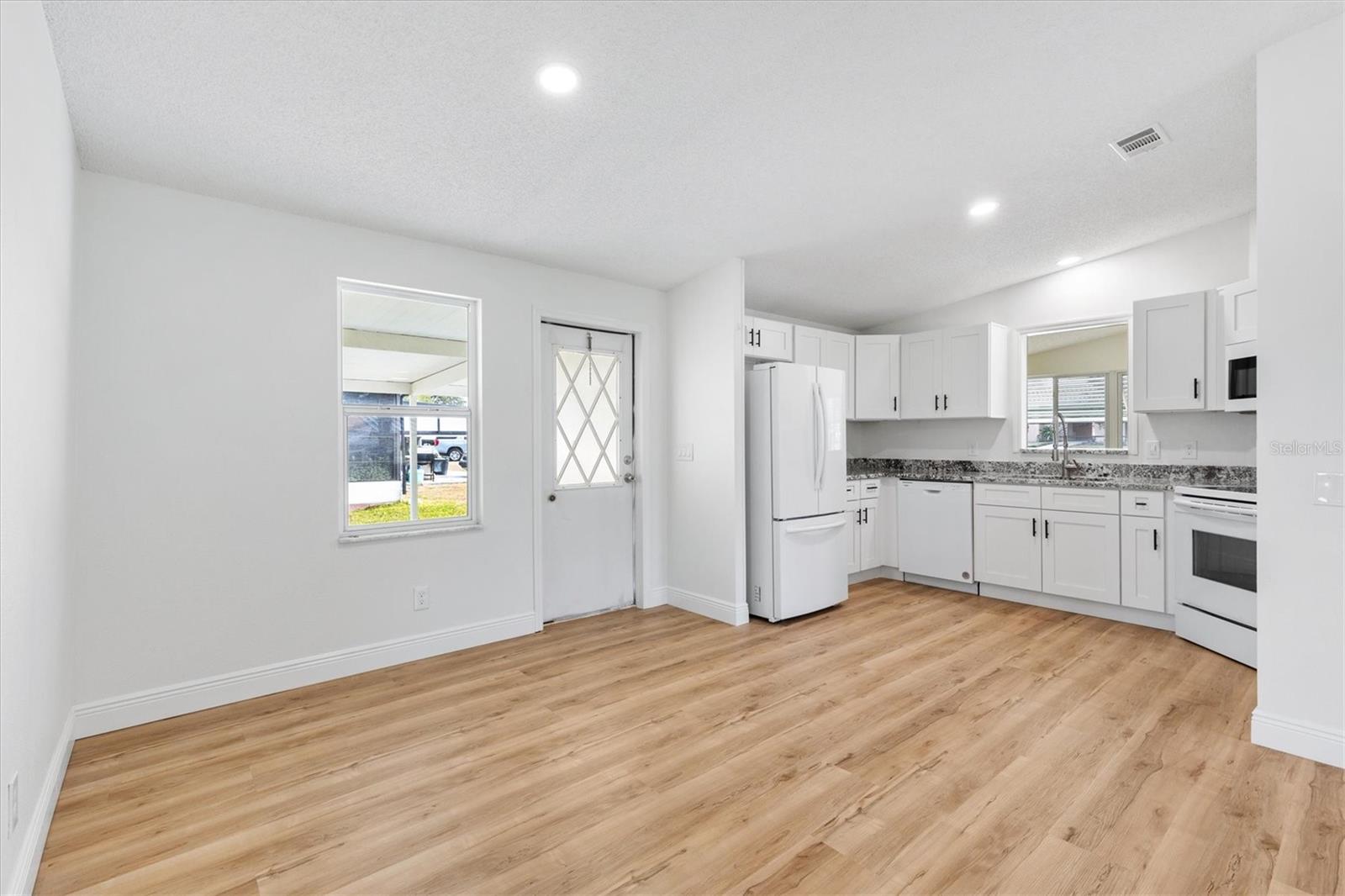 1616 BAYHILL DR photo 4