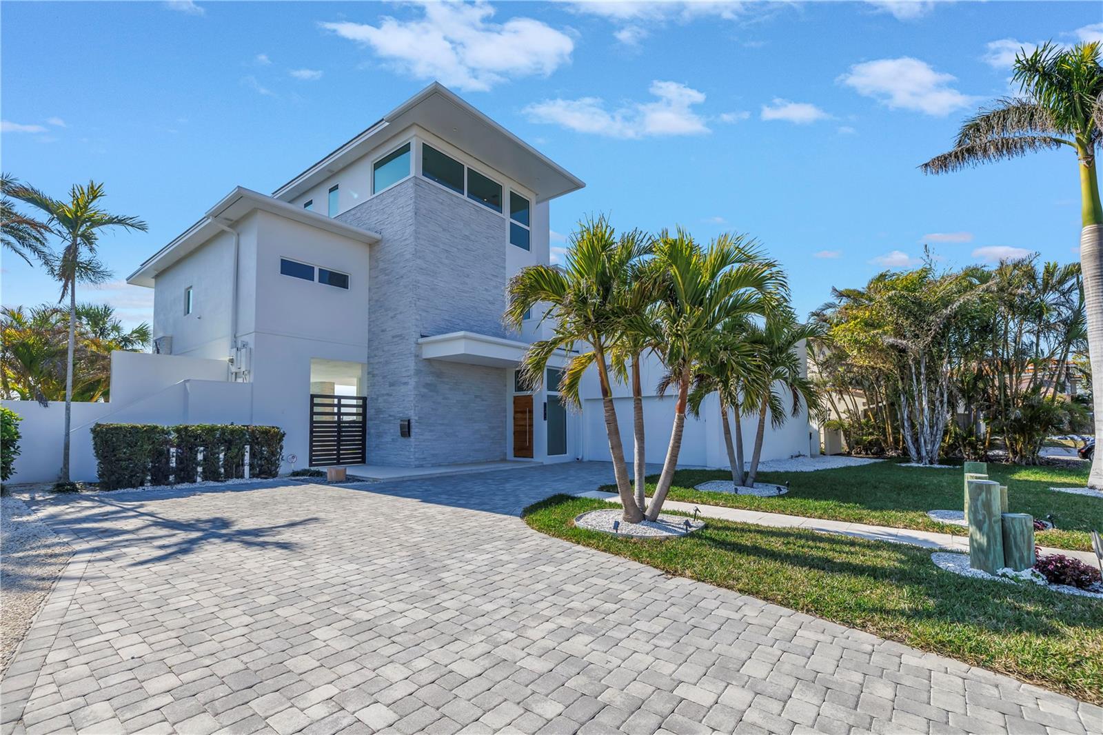 1972 DOLPHIN BLVD S photo 3