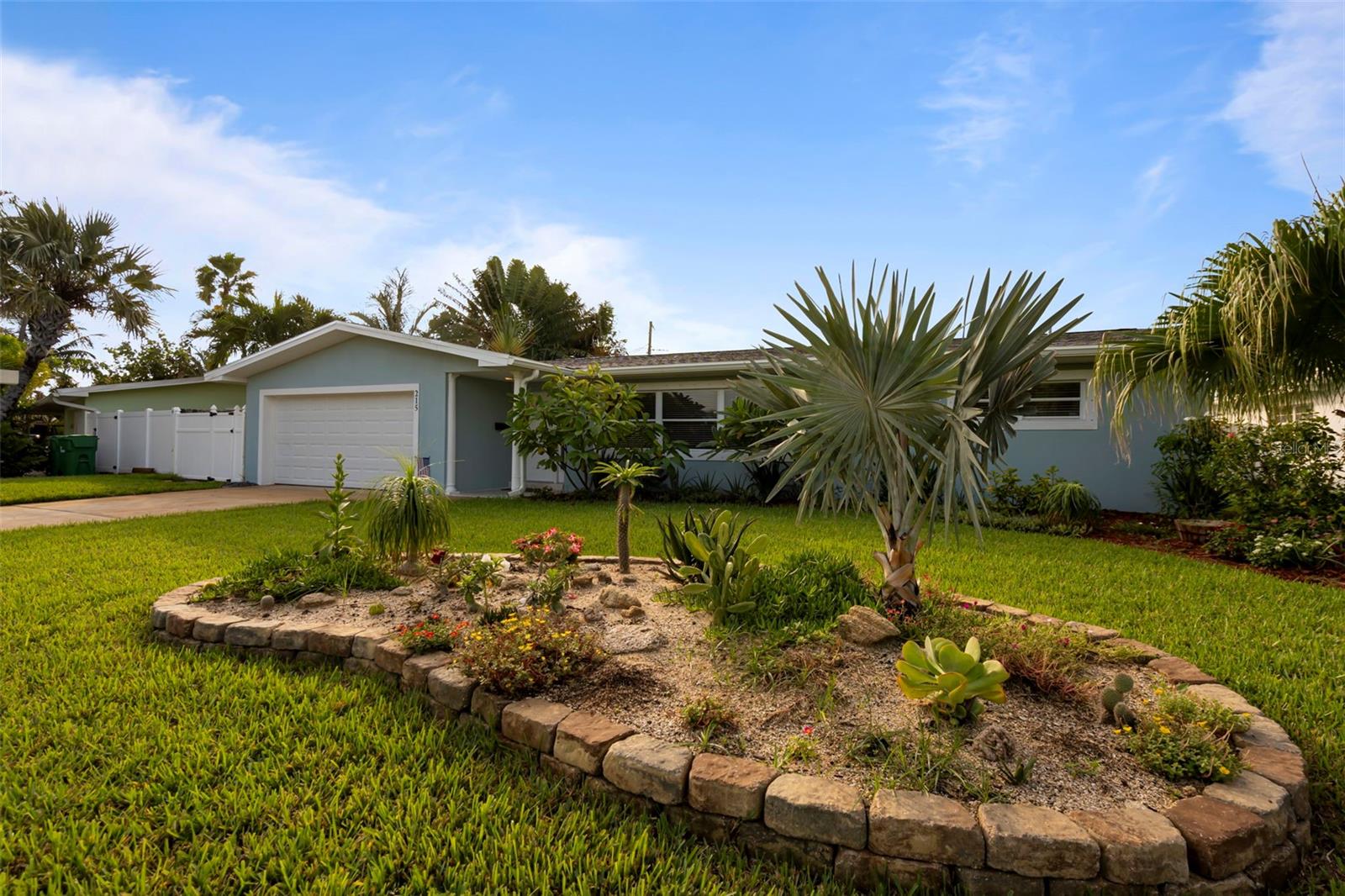 215 S ROBERT WAY photo 2