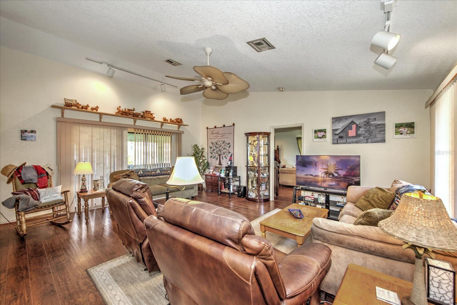 19484 MIDWAY BLVD photo 3