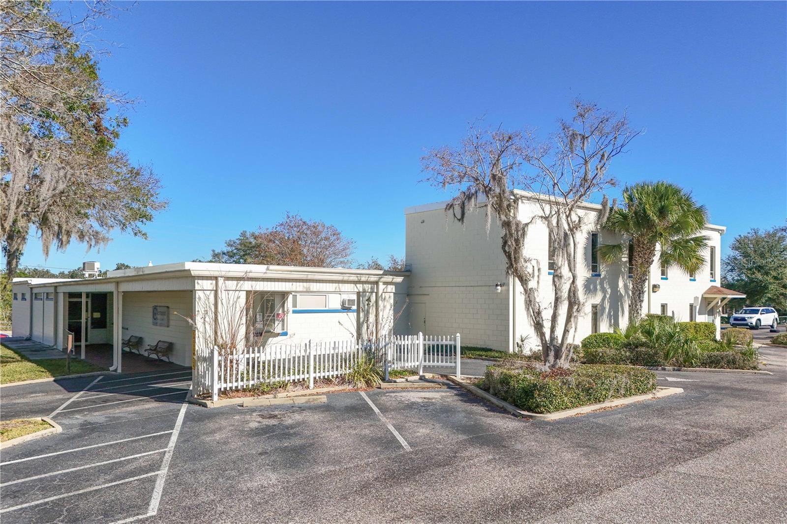 1135 LAKE AVE photo 4