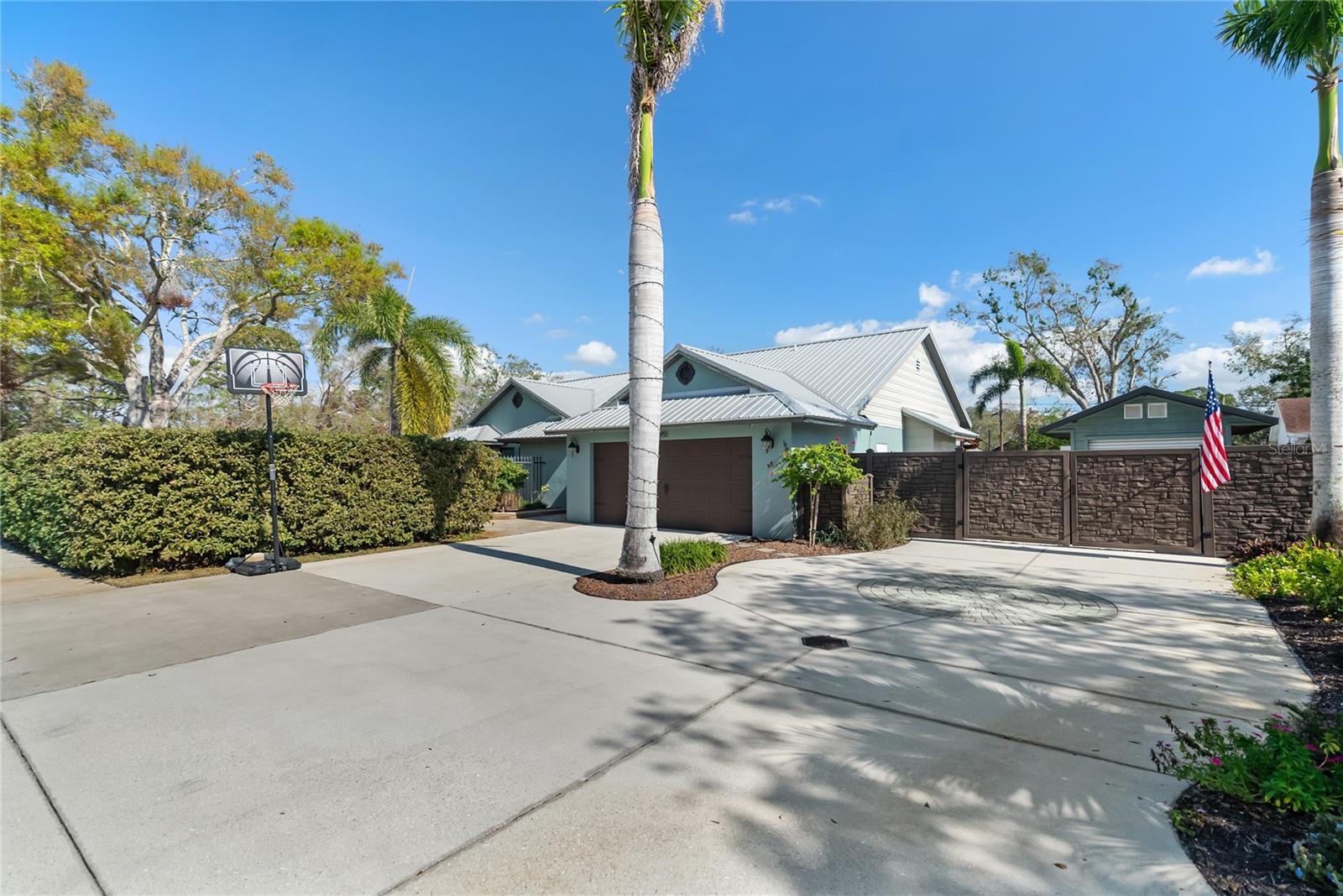 3951 PALAU DR photo 2
