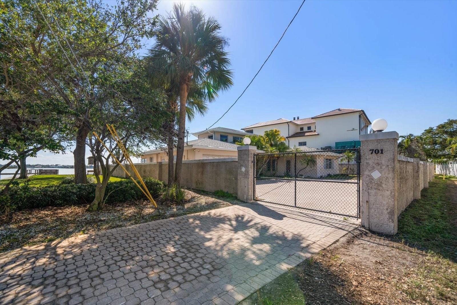 701 HARBOR DR photo 2