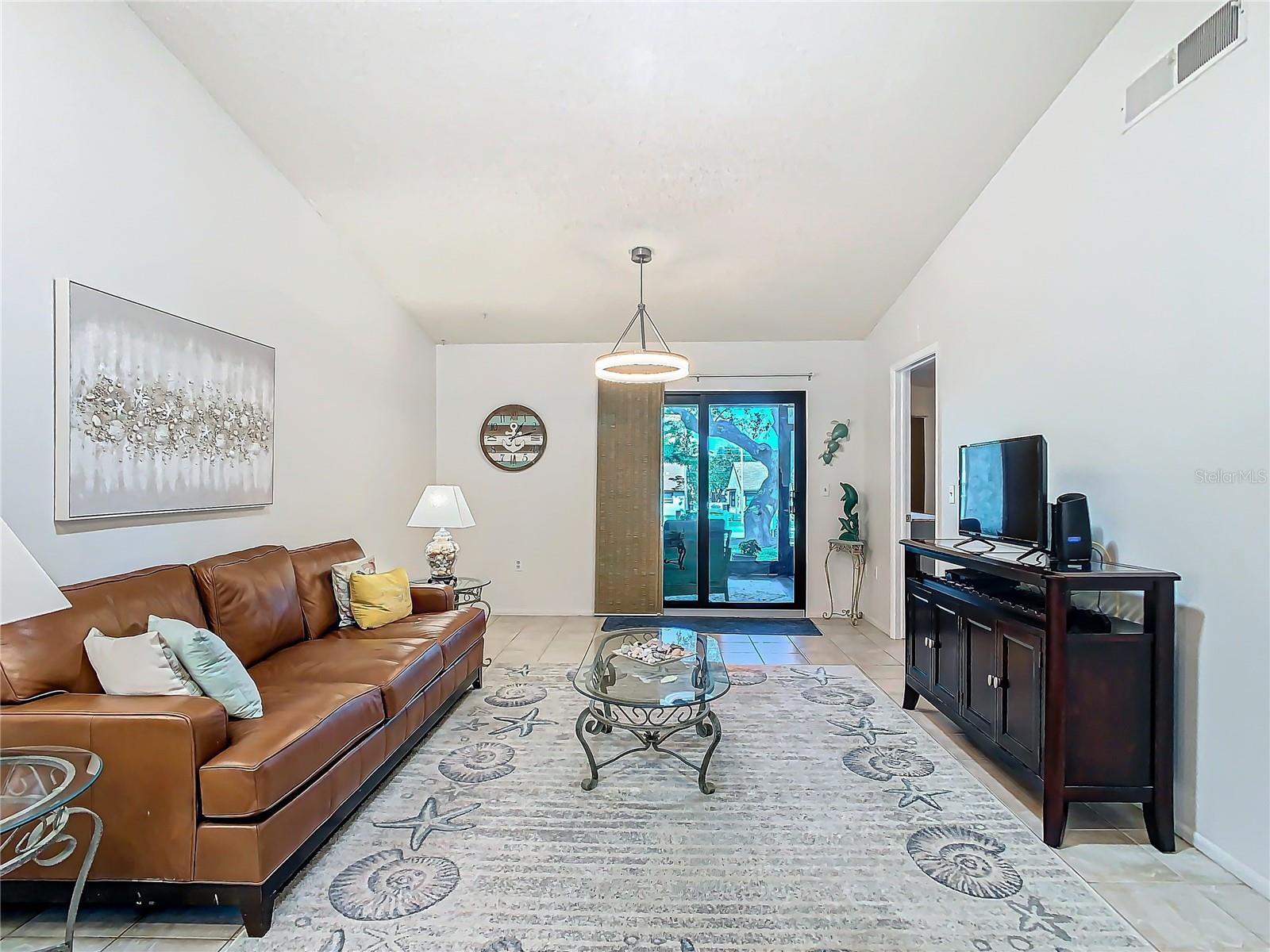 2606 OAK CIR photo 4