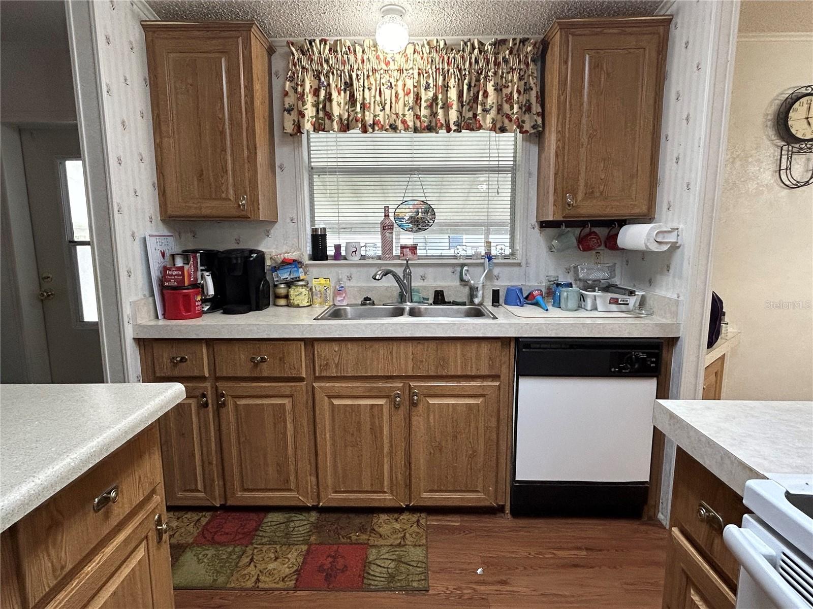 98 ROSALIE OAKS BLVD photo 4