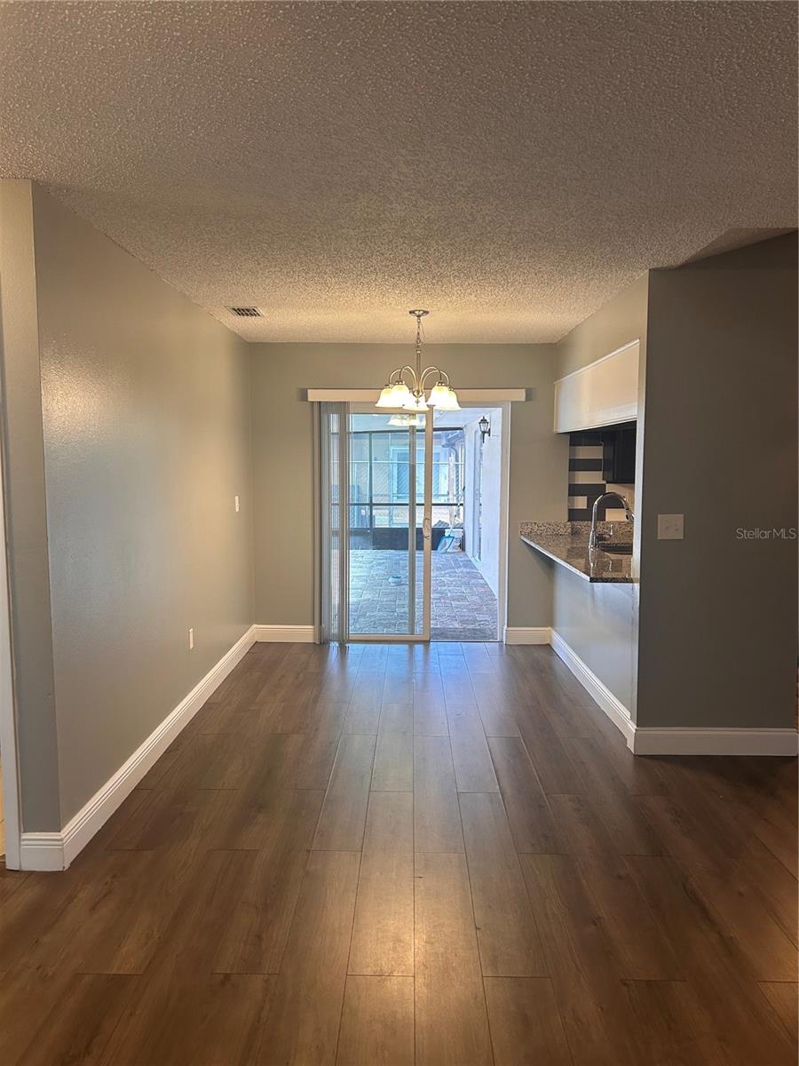 1025 DERBYSHIRE DR photo 3