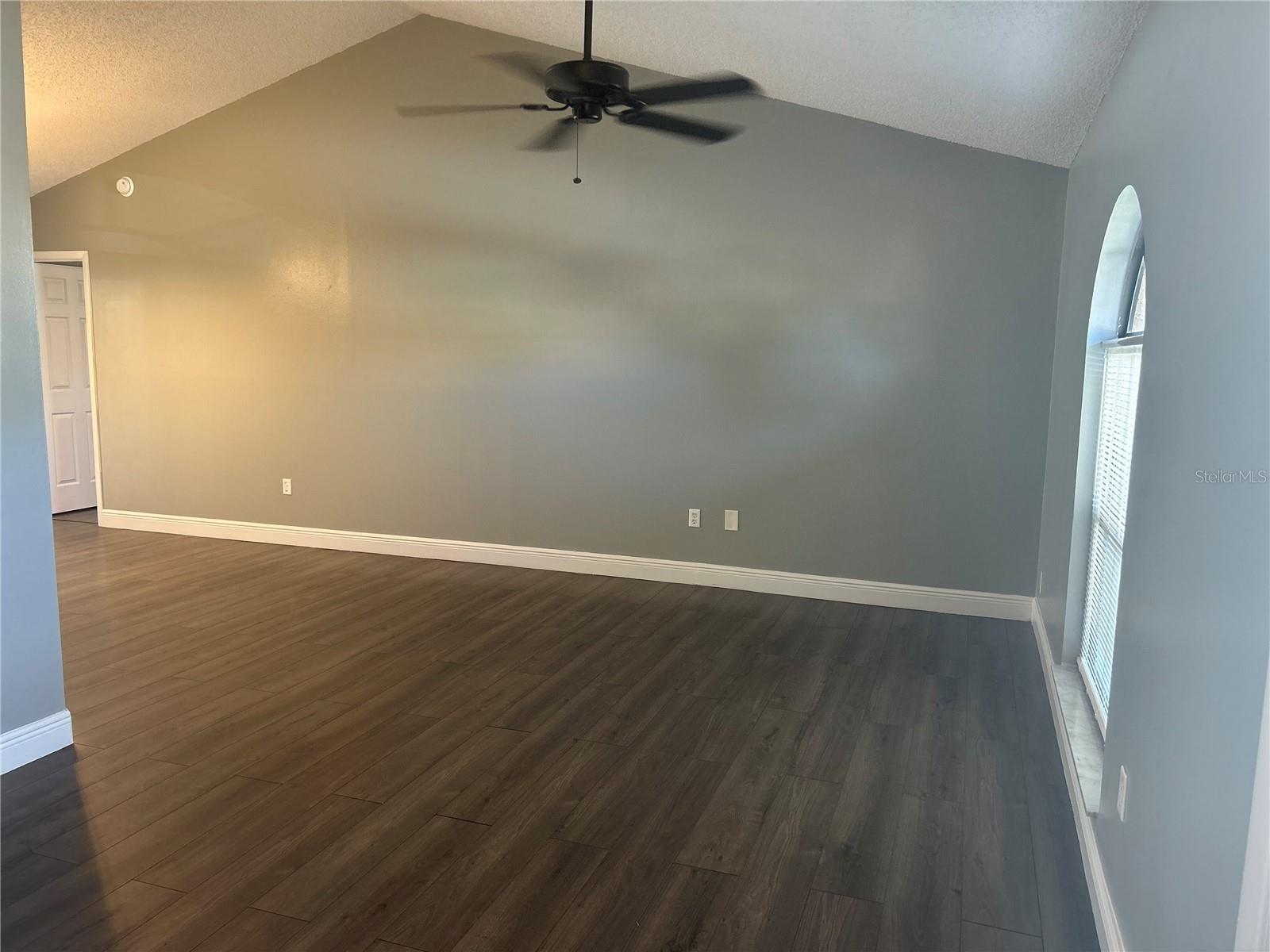 1025 DERBYSHIRE DR photo 4