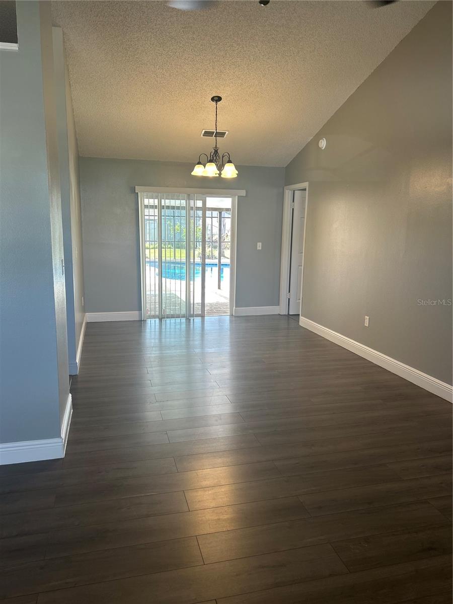 1025 DERBYSHIRE DR photo 5