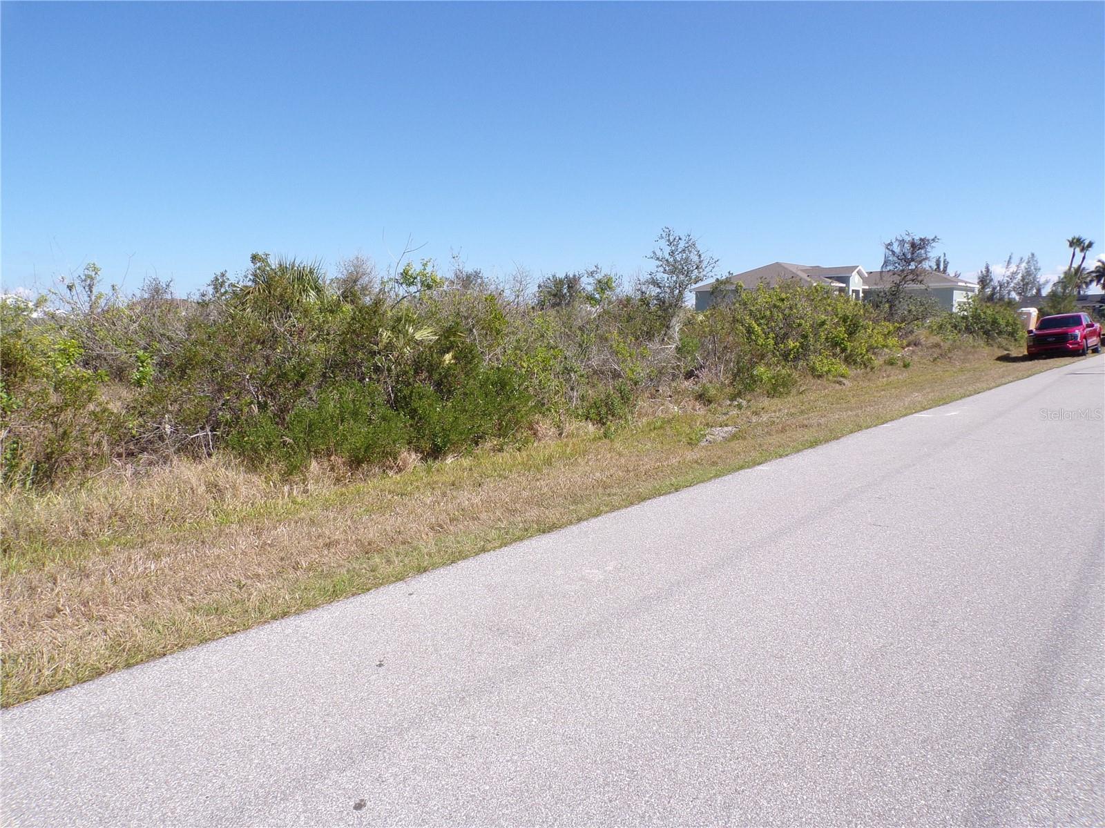 15547 MCCOMB CIR photo 4