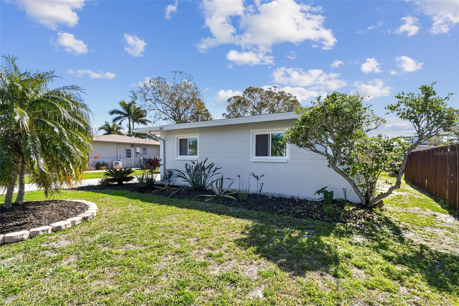 214 DRIFTWOOD DR N photo 3