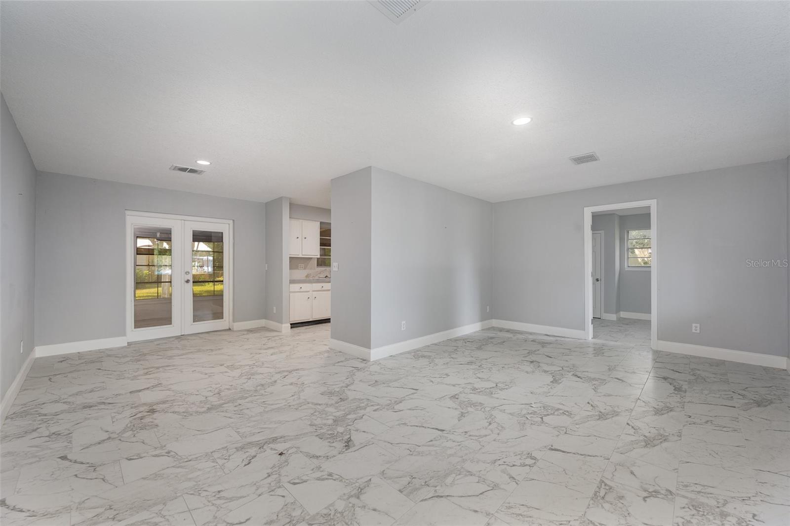 135 STEPHENSON DR photo 5