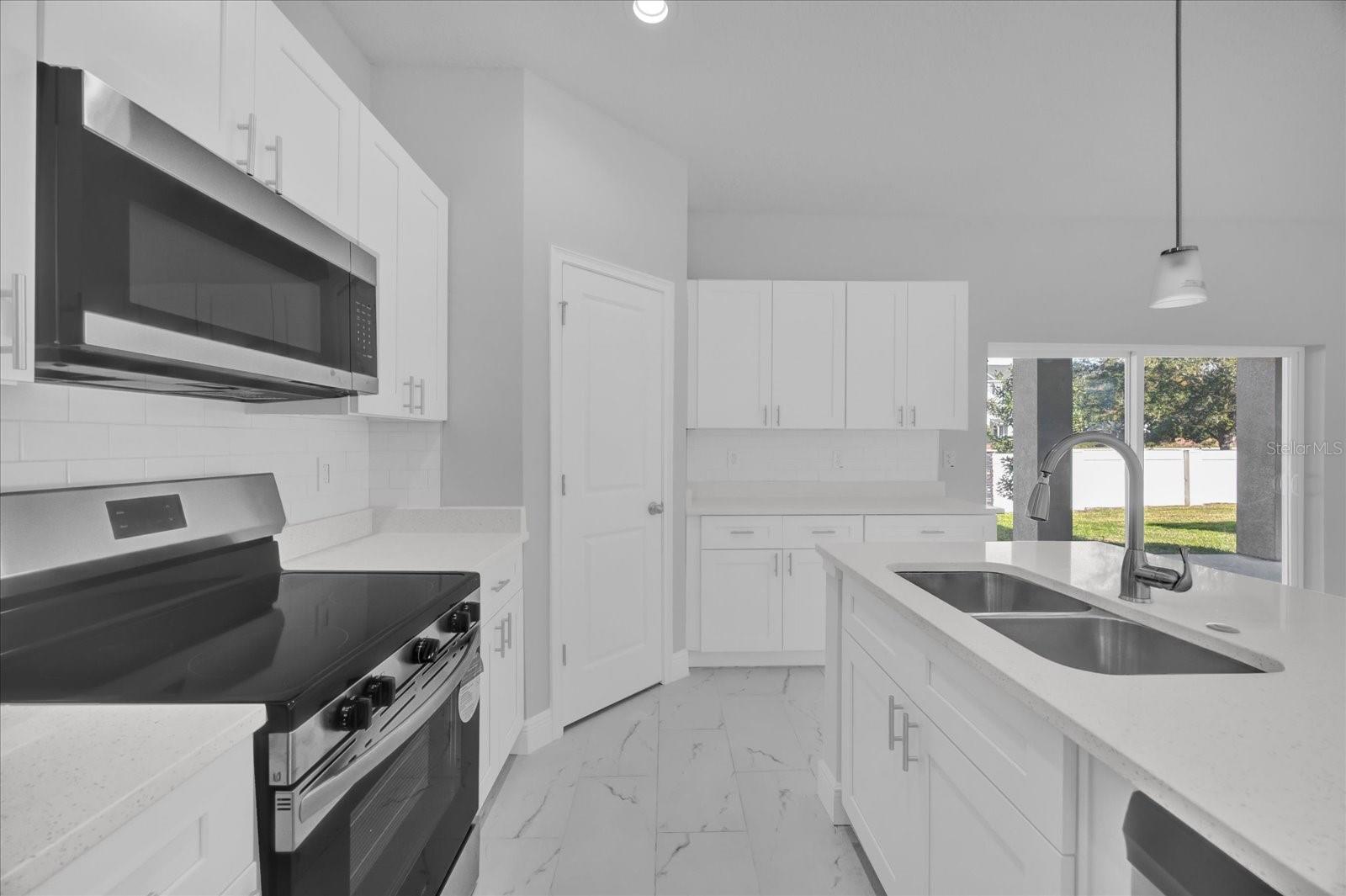 1252 ASH TREE CV photo 4