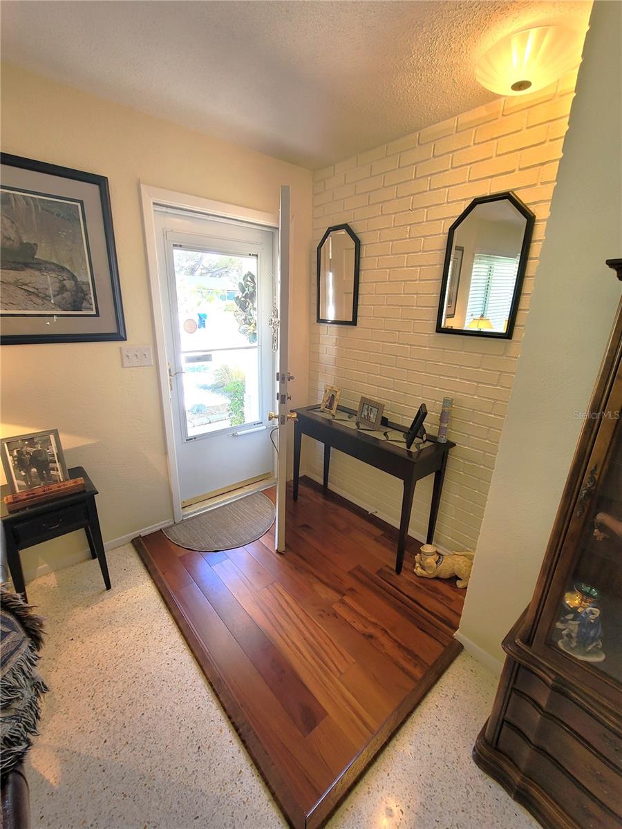 1340 OAKBROOK DR photo 2
