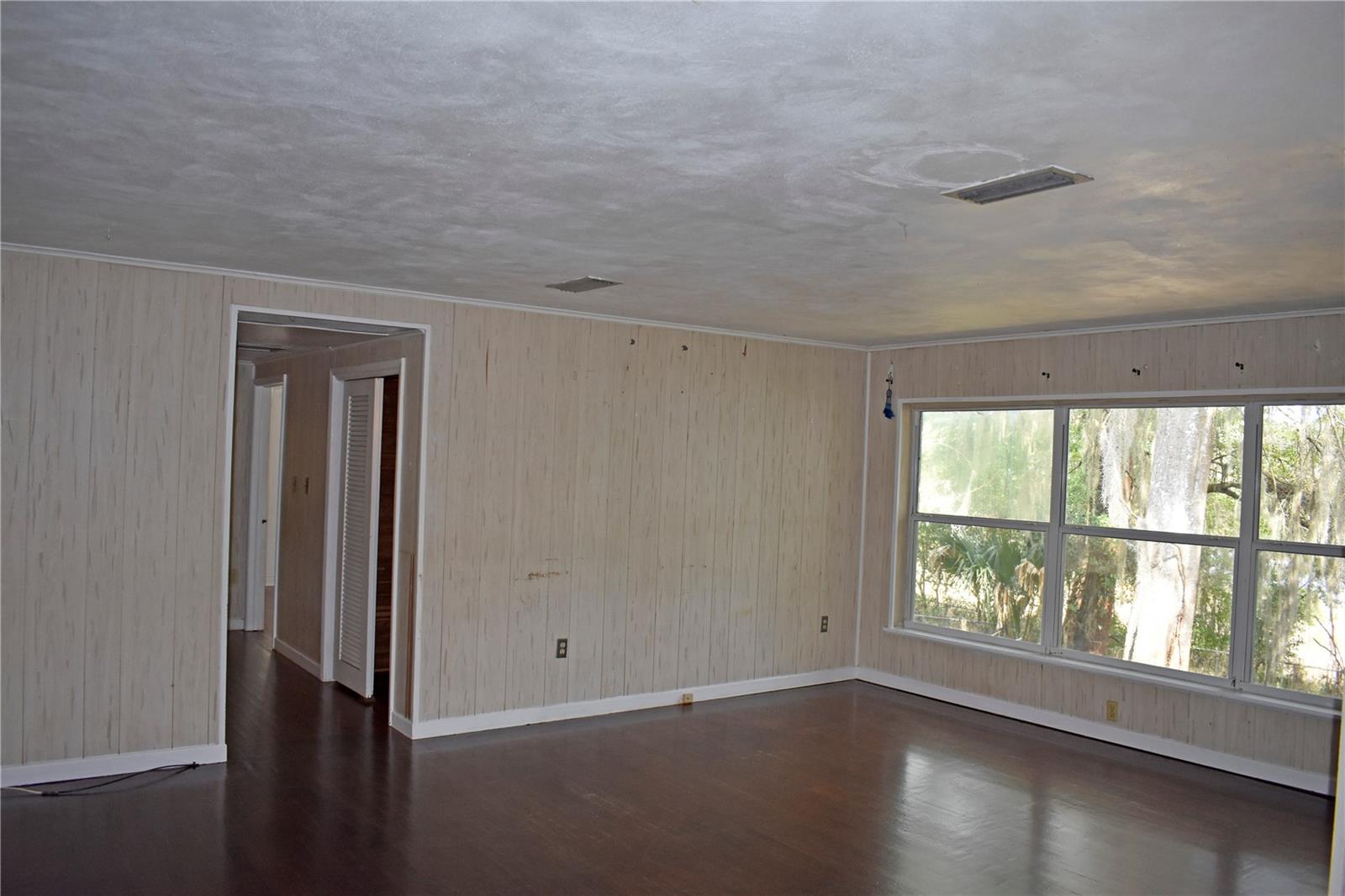330 SW JASMINE AVE photo 5