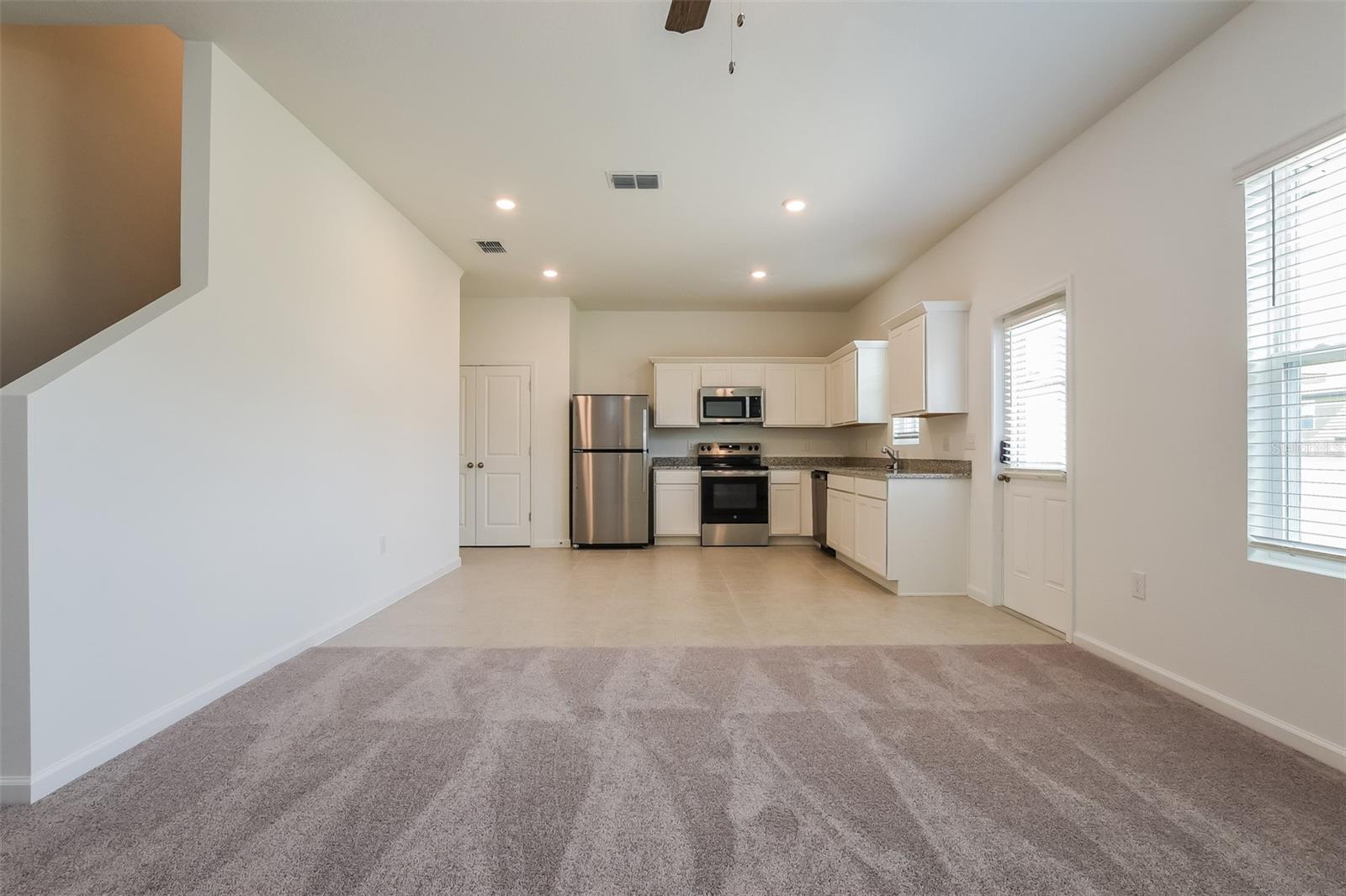 2042 HEMINGWAY CIR photo 3