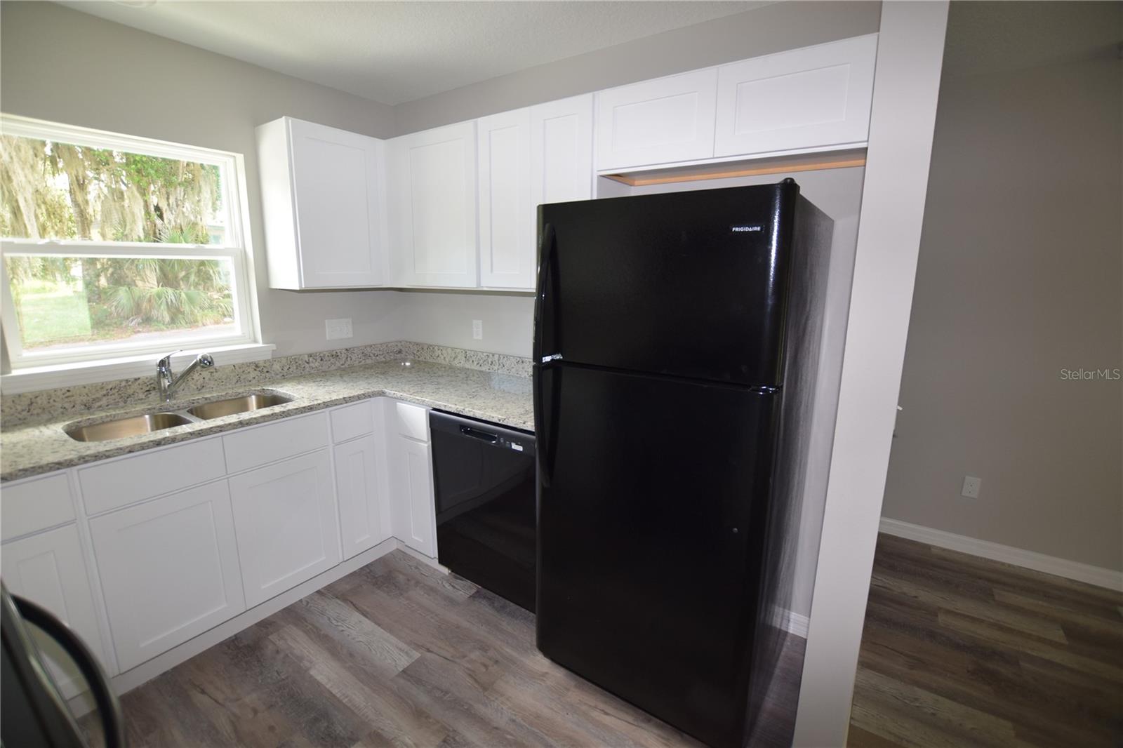 103 W DOANE AVE photo 3