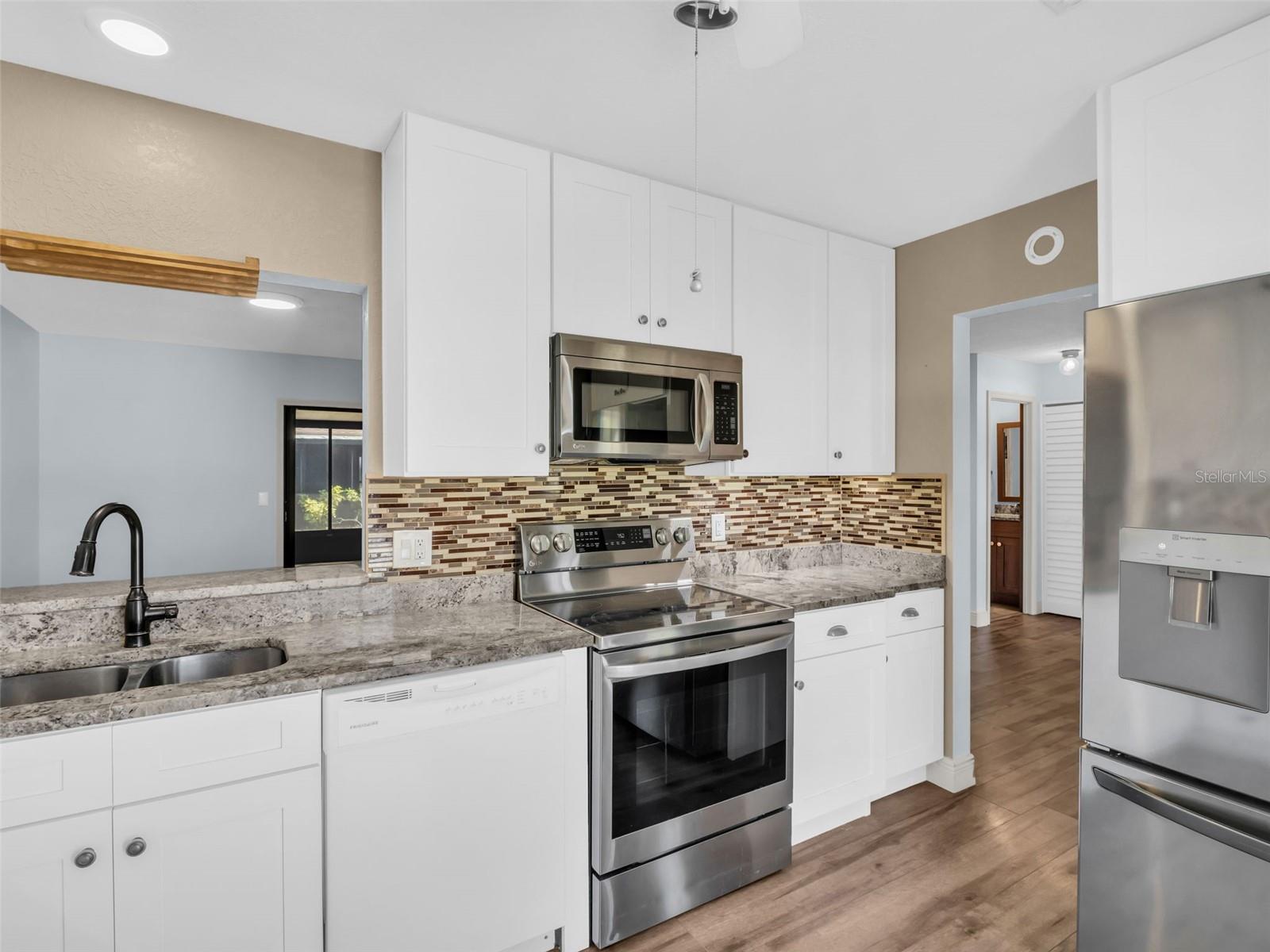 25 WINDRUSH BAY DR #25 photo 4