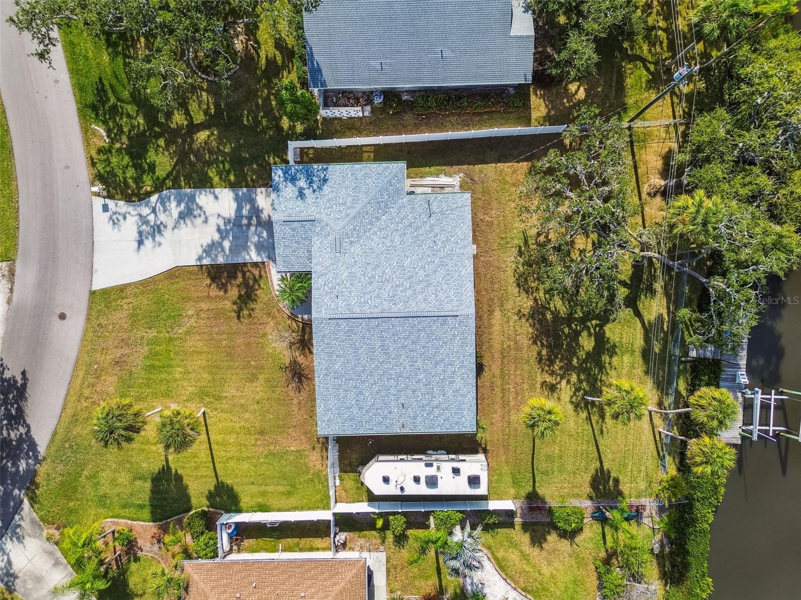 339 SHORE DR photo 3
