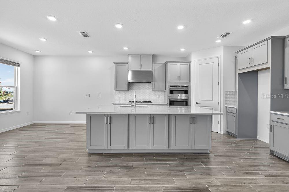 831 JUNONIA BLVD photo 2