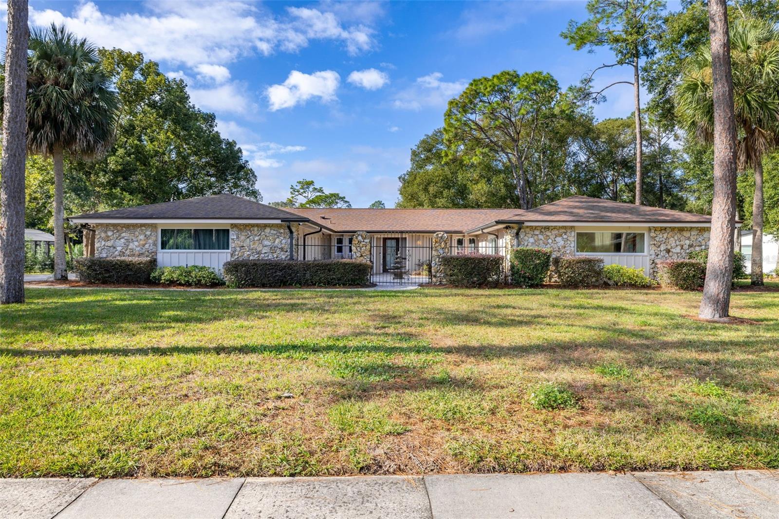 204 BLUE LAKE DR photo 2