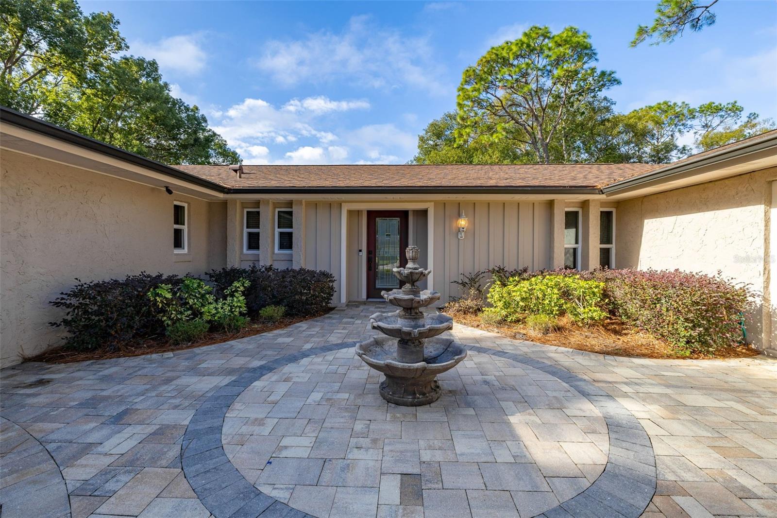 204 BLUE LAKE DR photo 3