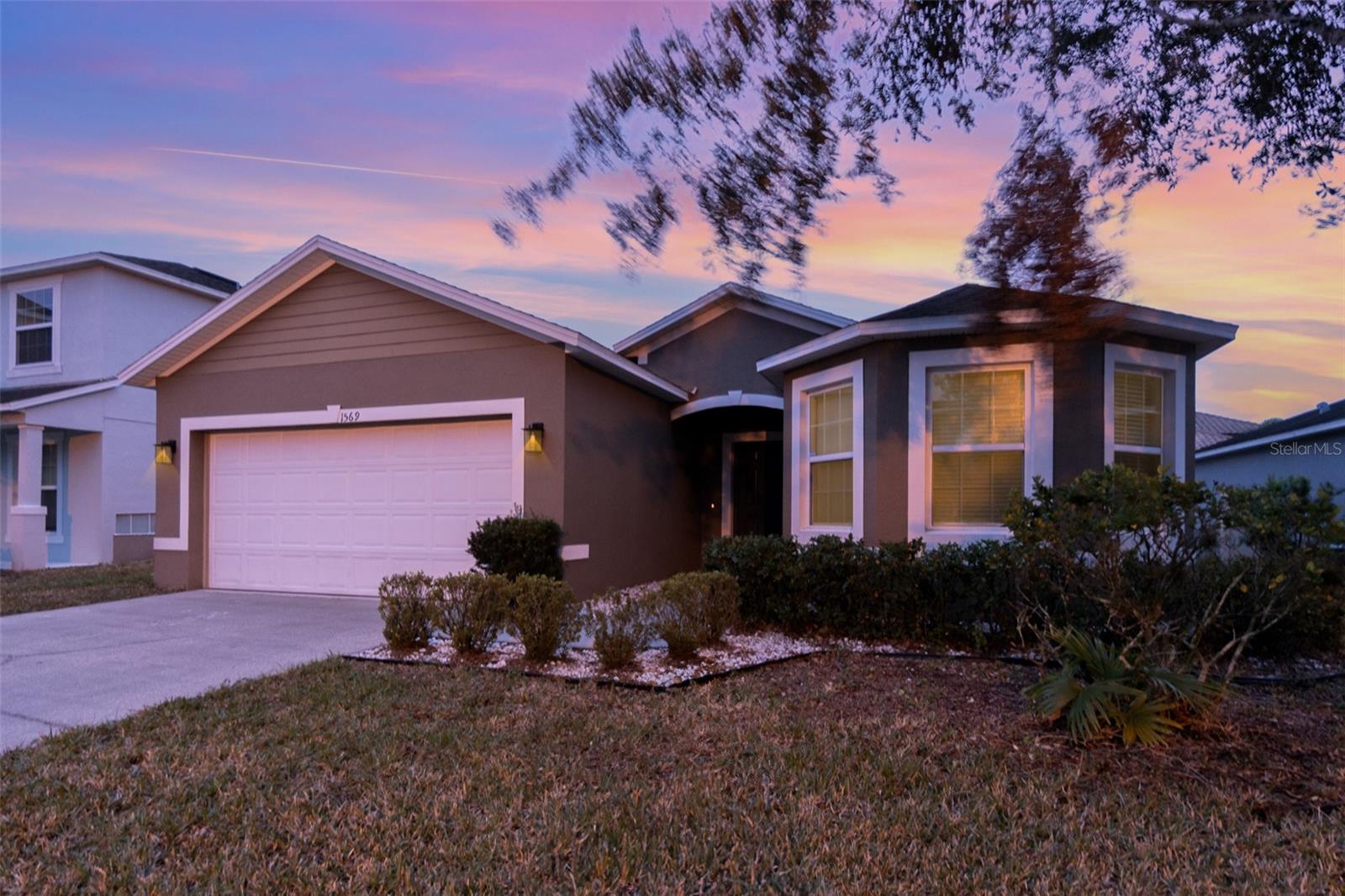 1569 TAMARIND RD photo 2